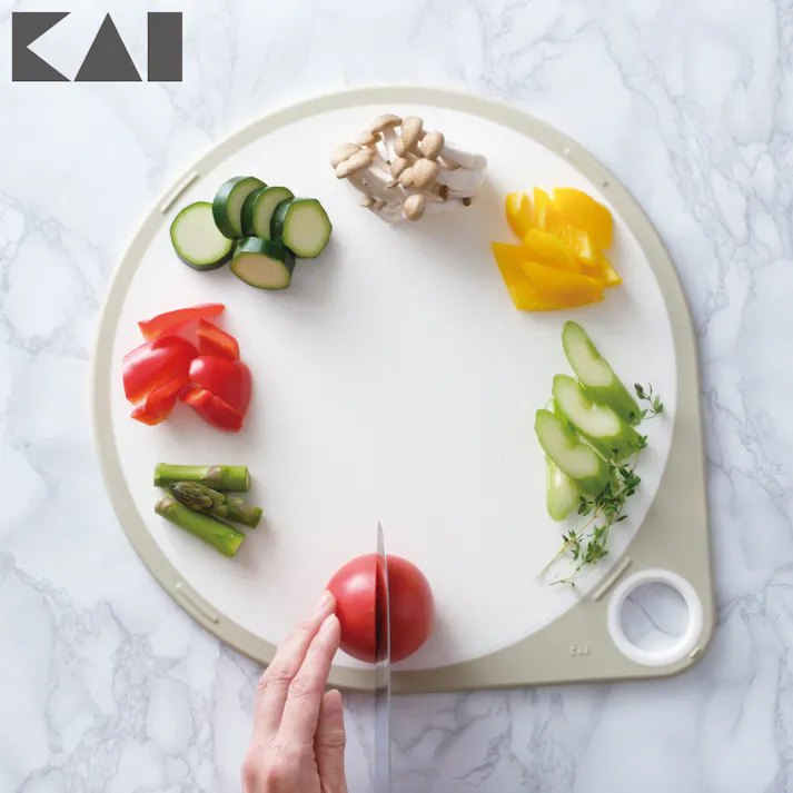 まるいまな板 35cm 貝印 KAI【まな板 丸い カッティングボード 丸型 滑り止め 吊り下げ収納 調理器具 キッチンツール】 ホワイト