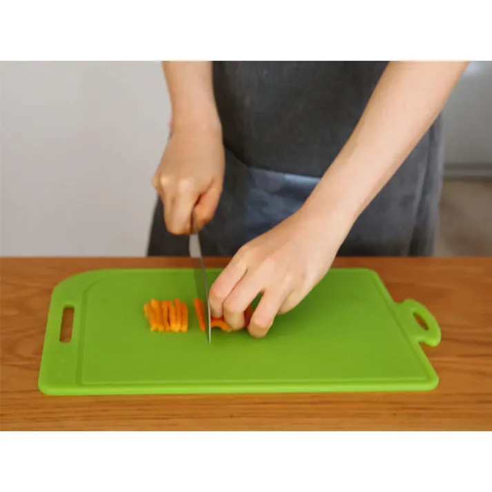 きれいのミカタ 丸めて煮沸消毒できるまな板 Mサイズ プラチナシリコン SILTEQ【電子レンジ除菌 食洗機対応 耐熱 カッティングボード シルテック】 オレンジ