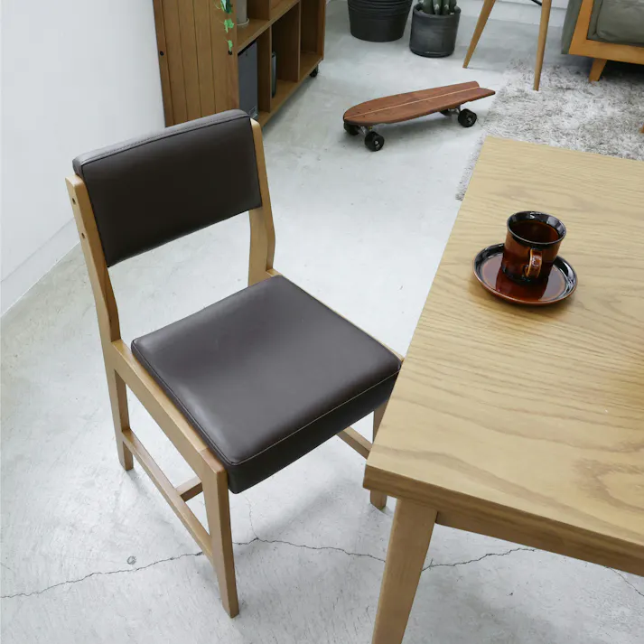 ソフトヴィンテージ風のスクエアチェア Rasic Square Chair ダイニングチェア ブラウン