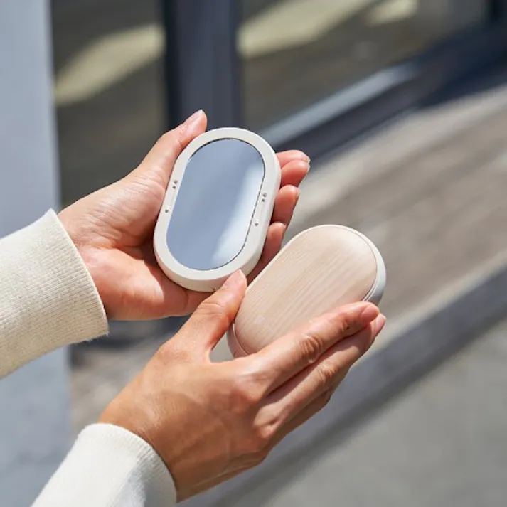 両手で使えるシェアカイロ モバイルバッテリー機能付 ホワイトウッド ライフオンプロダクツ LCAEA007-WW