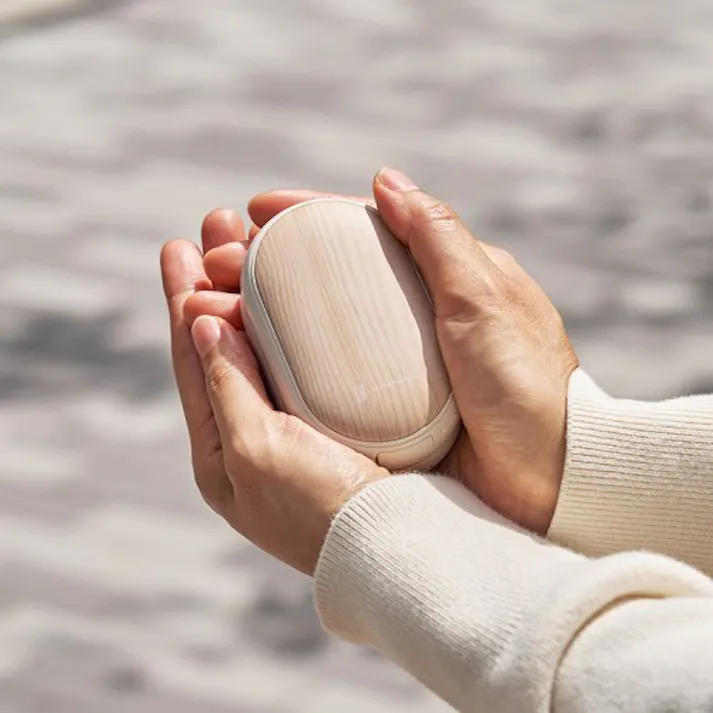 両手で使えるシェアカイロ モバイルバッテリー機能付 ホワイトウッド ライフオンプロダクツ LCAEA007-WW