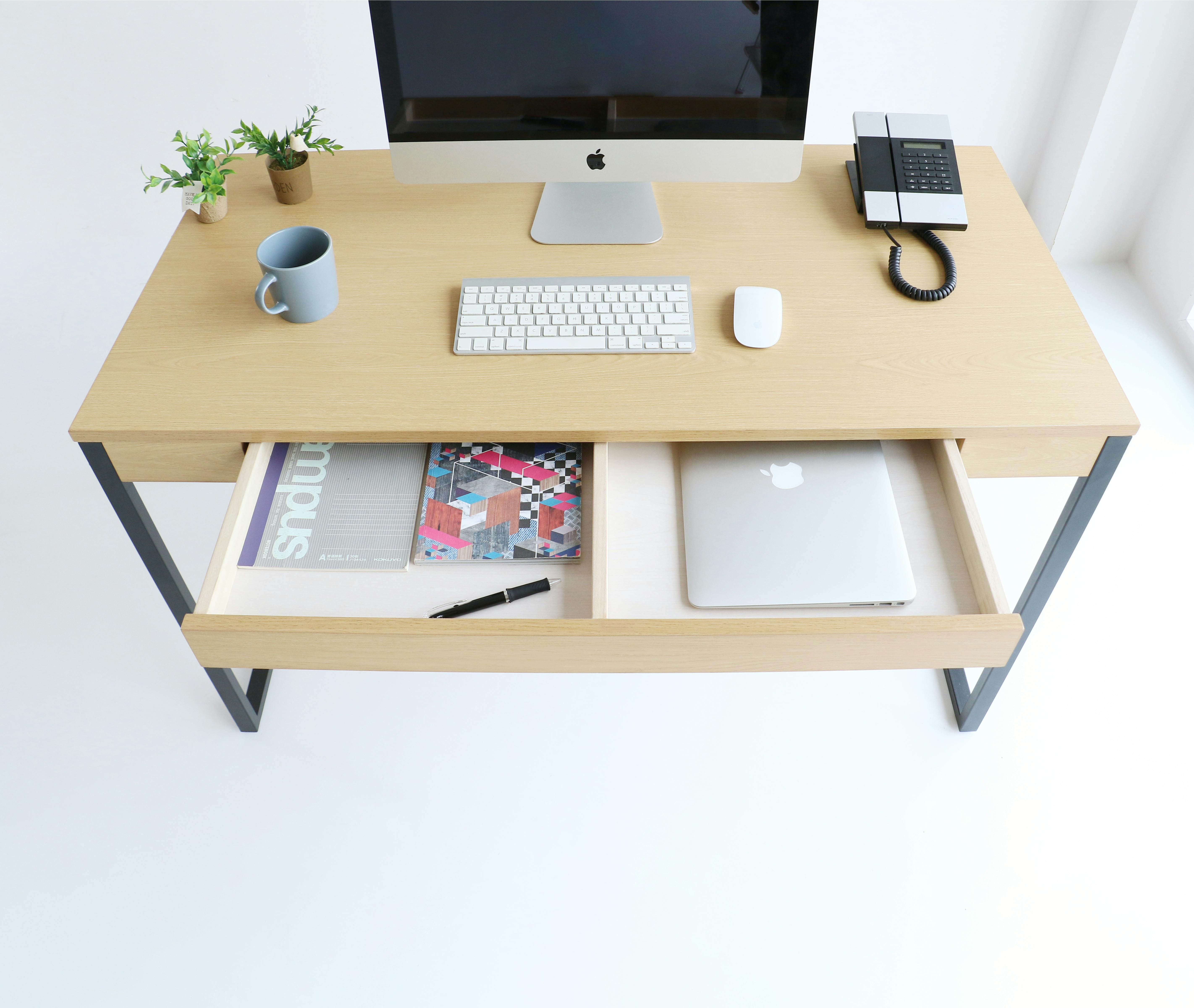 快適なワークスペースを提供する機能的なデスク W120cmの幅広でスリム