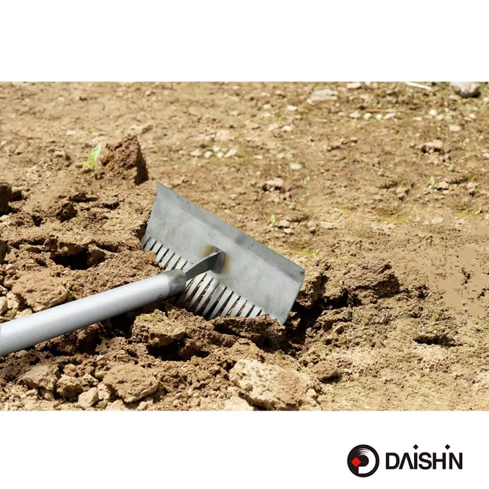 【 雑草が根からごっそり 】 大進 雑草根こそぎレーキ 草刈りレーキ 草取り 長柄 根こそぎ 草刈り 道具 種類 立ったまま 草取り器 立っ た まま 庭 の 雑草むしり らくらく 除草 畑 あぜ 道 公園 4939736702963