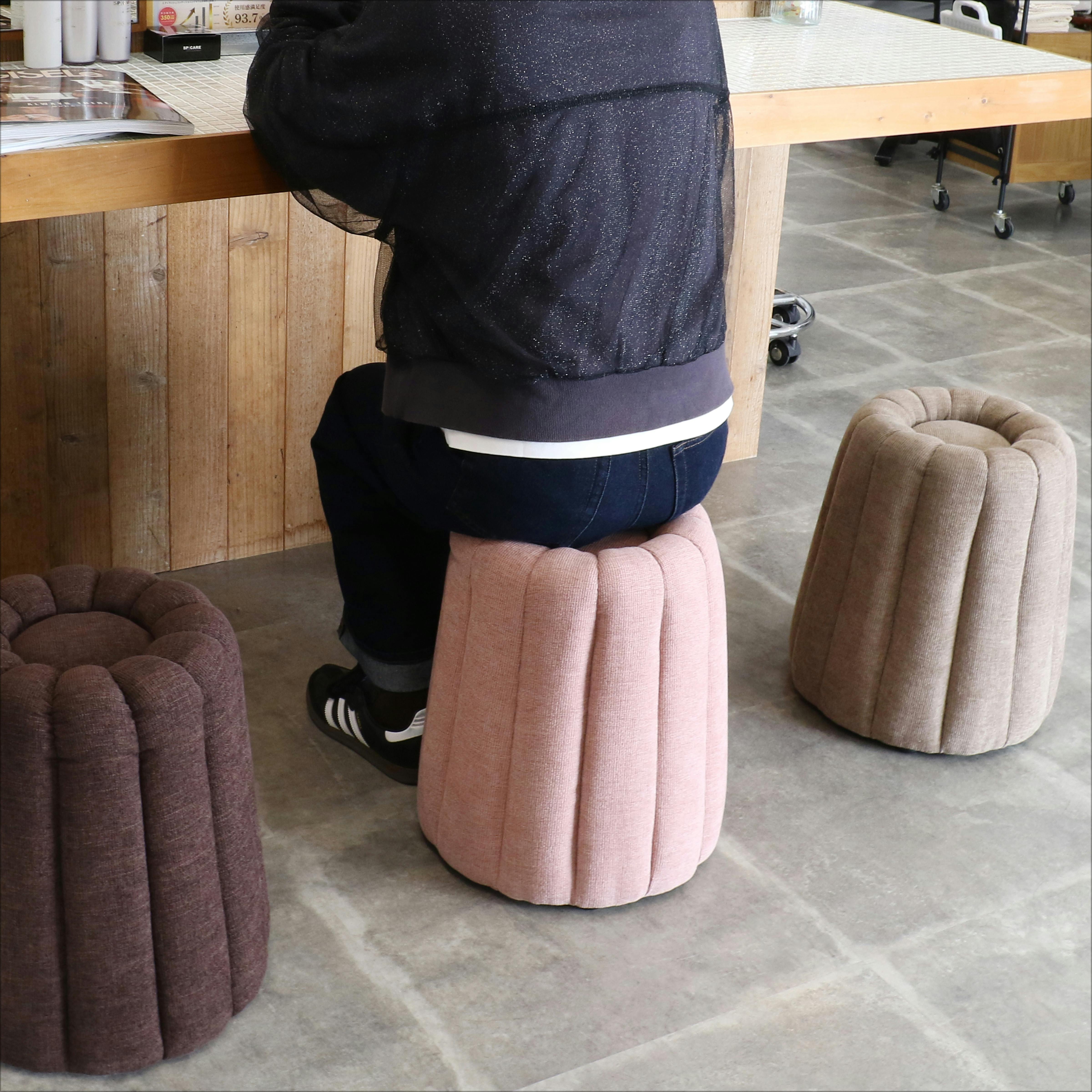 置くだけで可愛いお菓子型スツール Canele Stool ピンク | 椅子