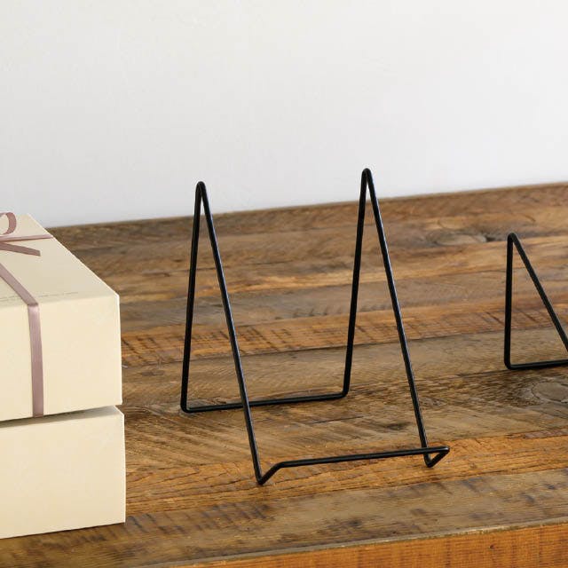 美術台 作品置台(斜台) | ピクチャーレール、絵画展示は世界標準のコレダー