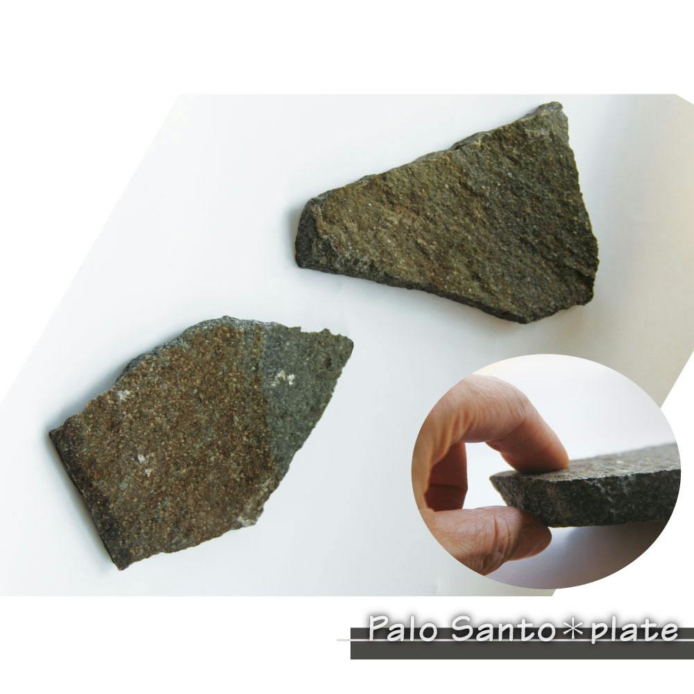 アンデスの聖なる木「パロサント」で丁寧に彫られた、コンドルのクリペ アンデスの聖なる木「パロサント」で丁寧に彫られた、コンドルのクリペ