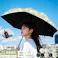 傘 折りたたみ レディース メンズ 日傘 UVカット100% 完全遮光 遮熱 ワンタッチ自動開閉 折り畳み傘 超軽量 コンパクト 折り畳み日傘 紫外線遮断 日焼け止め 耐風撥水 晴雨兼用 携帯便利 男女兼用 熱中症対策 日焼け防止 梅雨対策 花柄×ホワイト