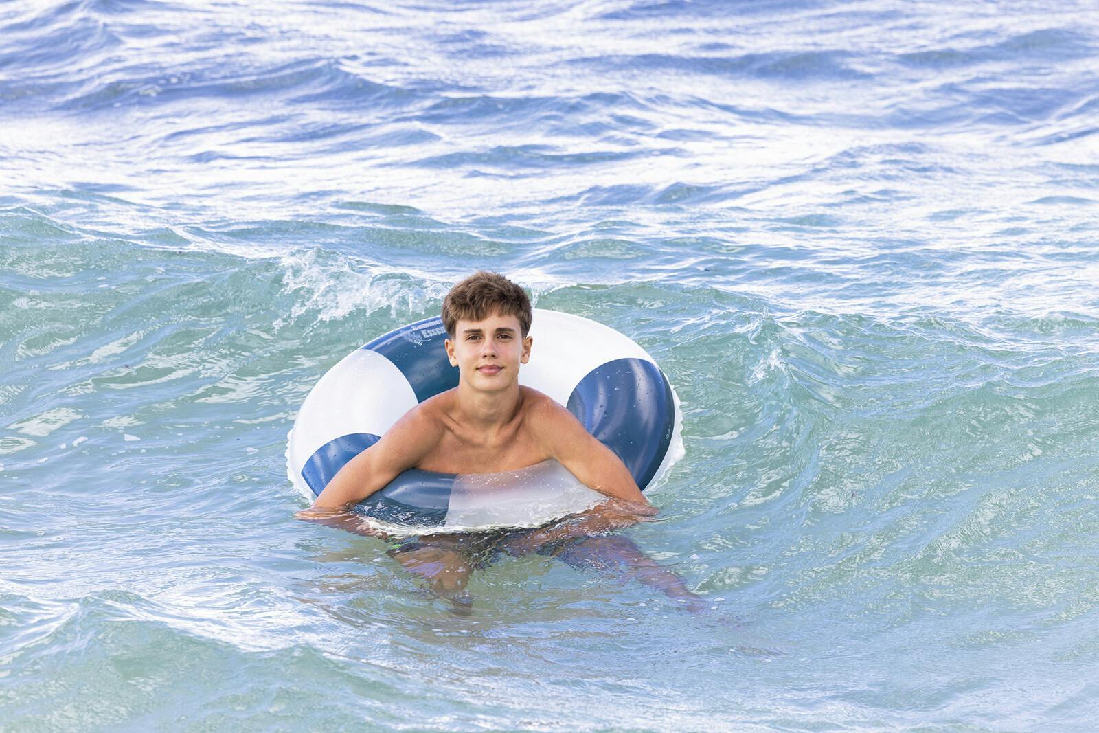 男女問わず大人が使えるサイズの浮輪 エッセンシャル ウキワ 浮き輪