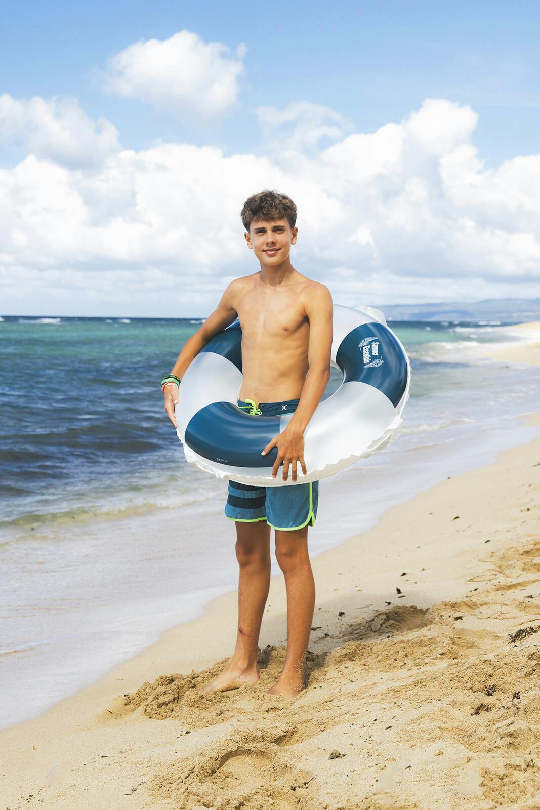 男女問わず大人が使えるサイズの浮輪 エッセンシャル ウキワ 浮き輪