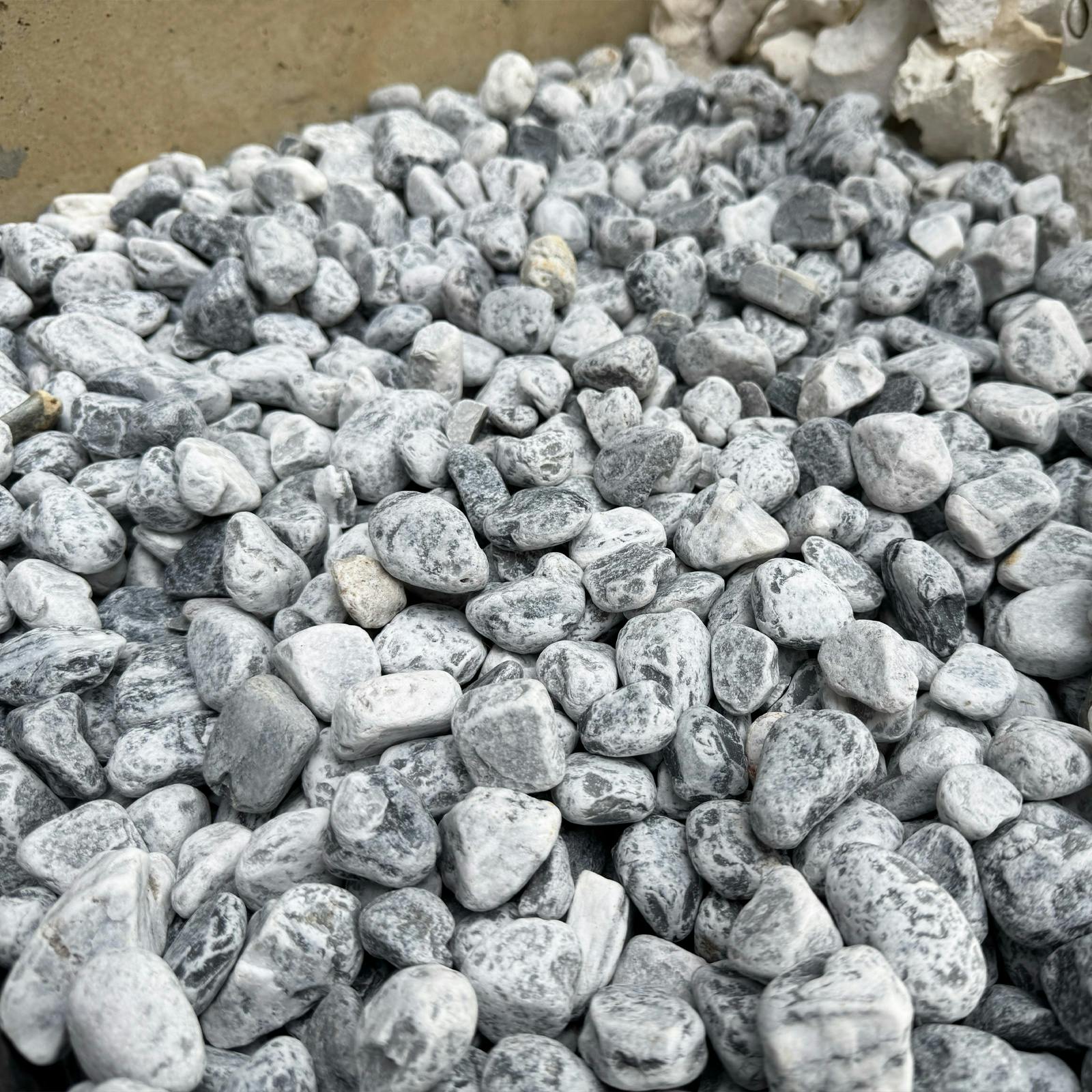 【気まぐれセール中】【大玉シリーズ19mm】フォリエテッドマイカinクウォーツ TAIKOH マーブルグレータンブル 8分 20-30mm 10kg 化粧砂利 グレー