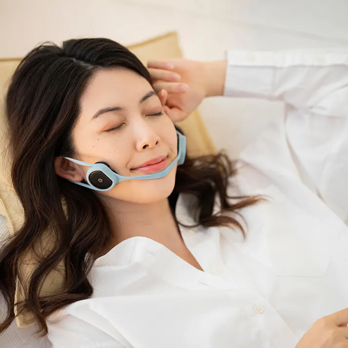 【間々田佳子監修 icoelle イコエル フェイシャルネックリフト】 ちあふる 間々田佳子プロデュース 表情筋 EMS フェイシャルEMS ながらケア コアフェイストレーニング JAN:4562264774326