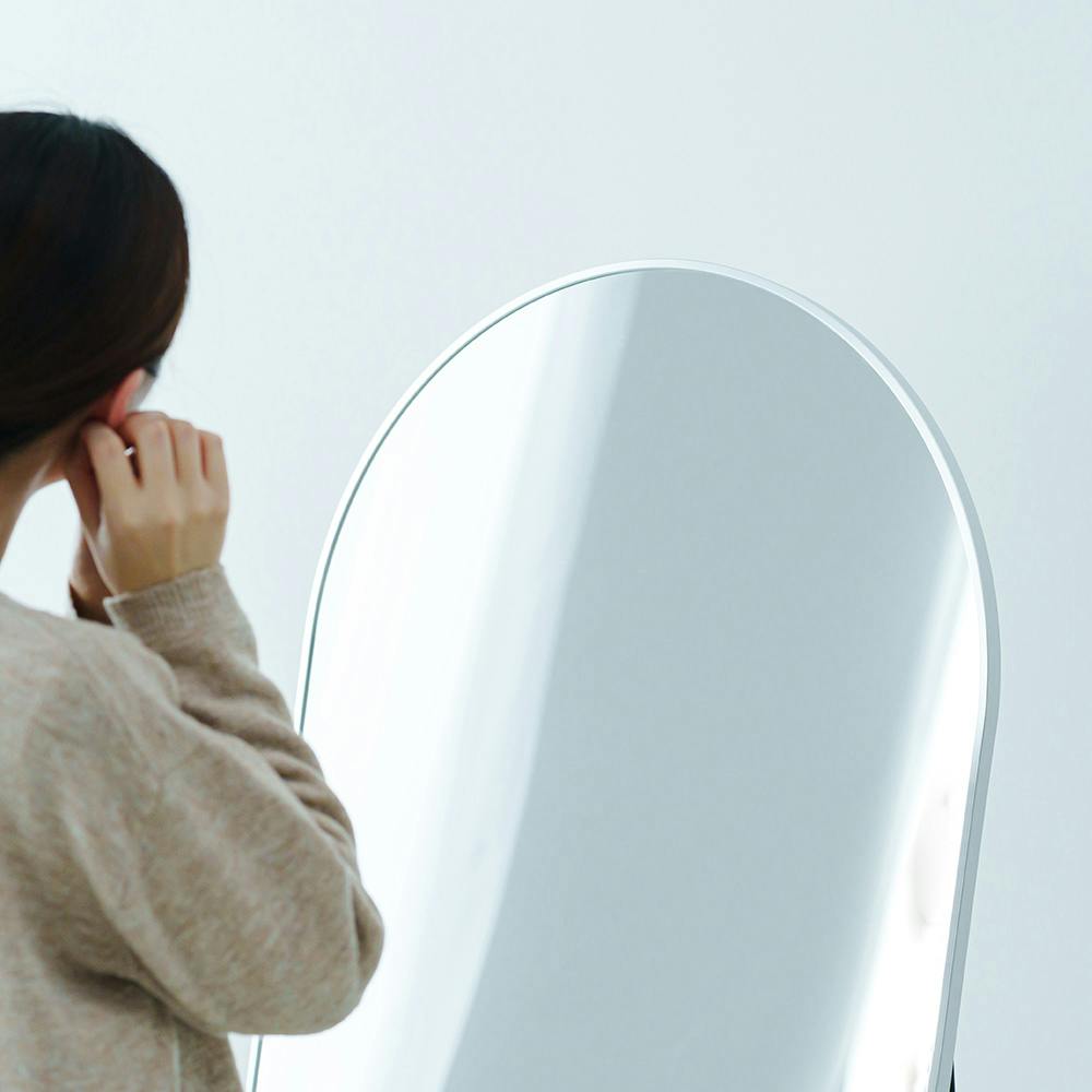 スタンドミラールーミー(アーチ) [シルバー]】幅60.5×奥2.9～37×高さ