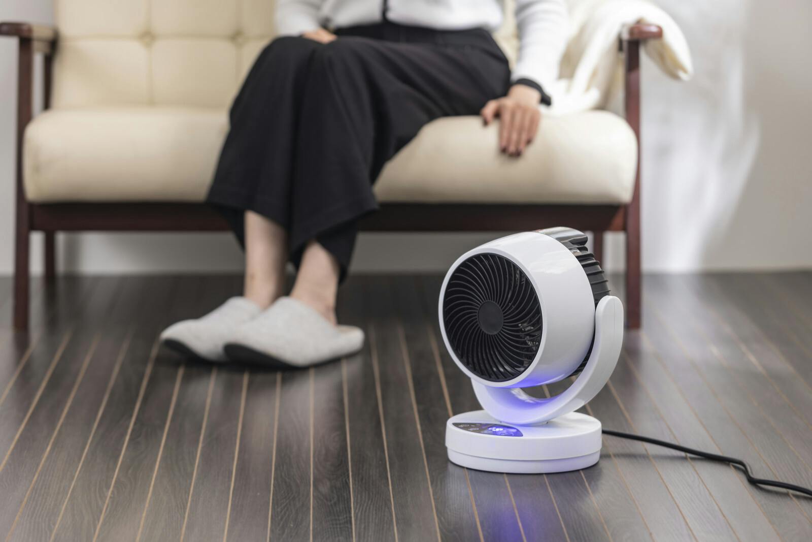 1台4役!! 温冷扇　サーキュレーターリモコン付き 1台4役 ひえぽか温冷扇／ホワイト 温風ヒーター 暖房