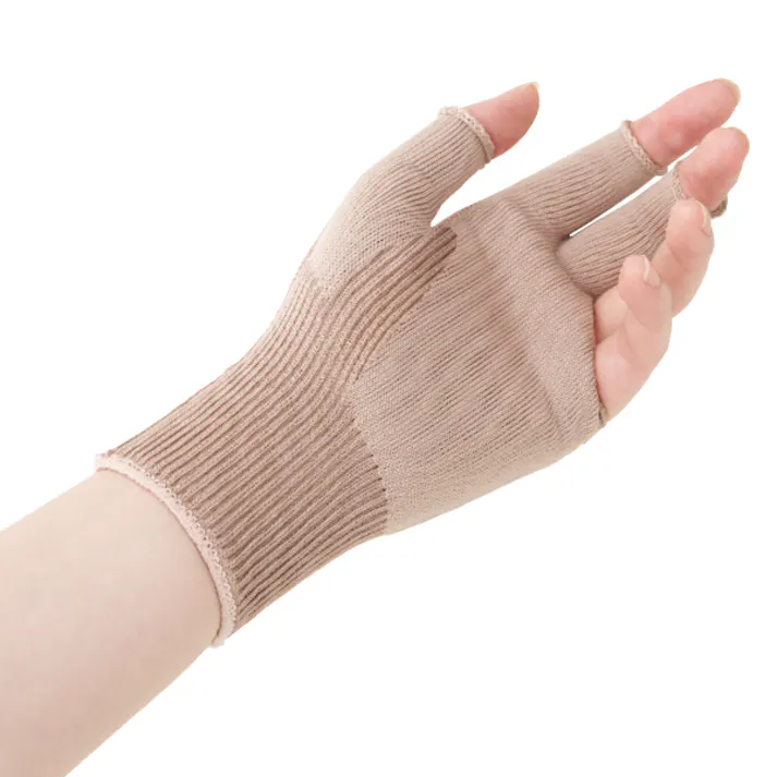 【指まで楽々手首サポーター S-M 1枚(片手分)】 ちあふる 親指のつけ根を巻き付けるように配置したテーピングラインが手首をグッとサポートする薄手サポーター。人差し指と中指は指サポートがついるので、長時間指を動かす人にもやさしいタイプ。JAN:4580372172551