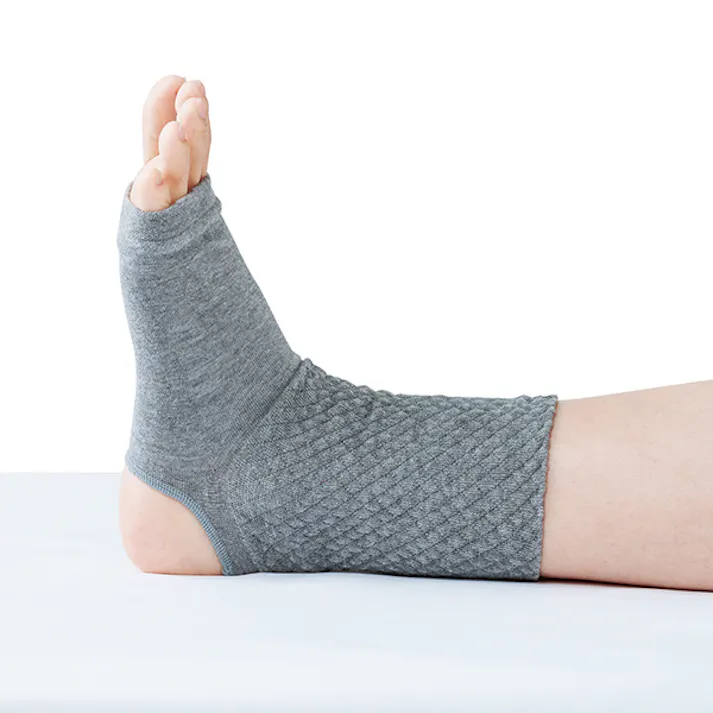 【メディカル備長炭 足裏サポーター 2枚セット】 ちあふる 足裏に取り付けた磁気の力で寝ている間に磁気の力で足の不調の元を治療します。磁気治療器。JAN:4580372173121