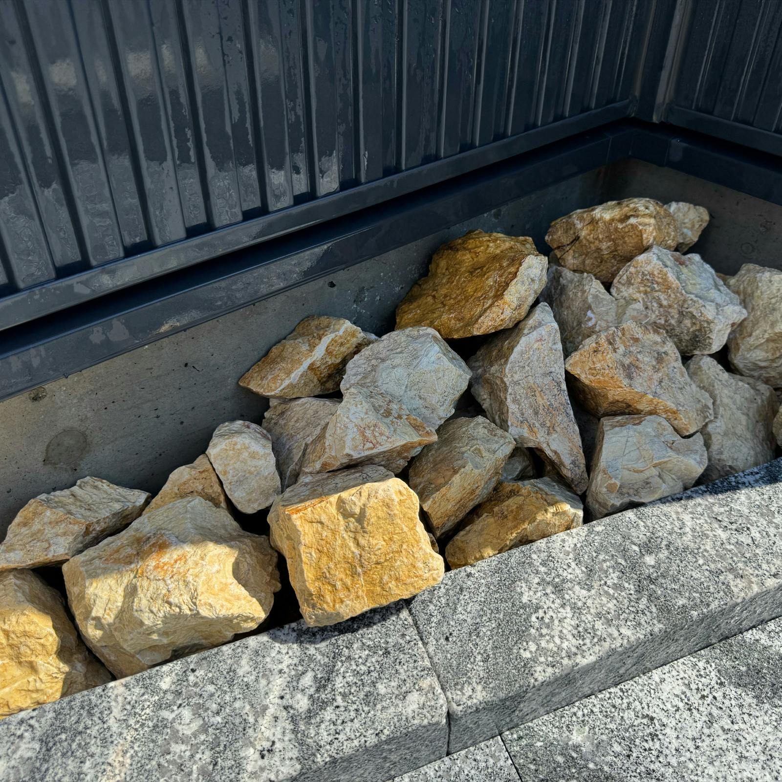 【気まぐれセール中】【大玉シリーズ19mm】フォリエテッドマイカinクウォーツ TAIKOH マーブルグレータンブル 8分 20-30mm 10kg 化粧砂利 グレー