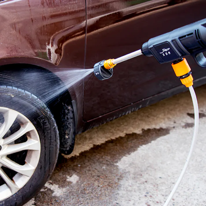 【新型コードレス式 高圧洗浄機 プラス DL-221】 ちあふる TV通販で大人気の高圧洗浄機がリニューアル!軽量&コンパクト。シニアや女性でも簡単操作。浴室・外壁・ベランダ掃除や車洗浄に最適 バケツから吸水できる。お風呂の残り湯も。JAN:4582596305791