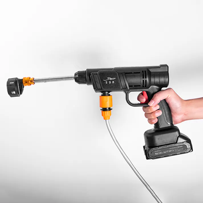 【新型コードレス式 高圧洗浄機 プラス DL-221】 ちあふる TV通販で大人気の高圧洗浄機がリニューアル!軽量&コンパクト。シニアや女性でも簡単操作。浴室・外壁・ベランダ掃除や車洗浄に最適 バケツから吸水できる。お風呂の残り湯も。JAN:4582596305791