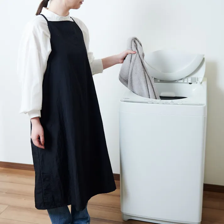 キャミワンピエプロン エプロン キャミソール ワンピース キャミワンピ 肩ひも 調節 おしゃれ プレゼント ギフト 母の日 はっ水 撥水 kurasso クラッソ ベージュ