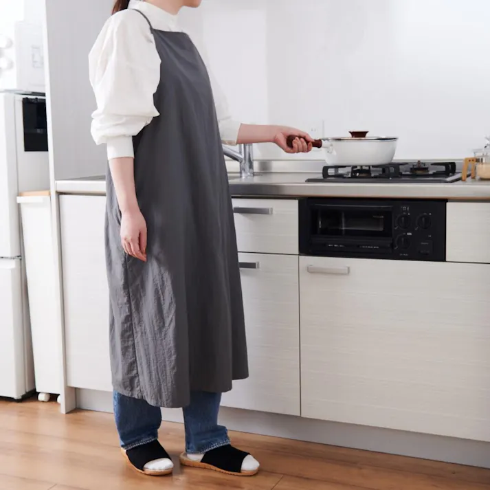 キャミワンピエプロン エプロン キャミソール ワンピース キャミワンピ 肩ひも 調節 おしゃれ プレゼント ギフト 母の日 はっ水 撥水 kurasso クラッソ ベージュ