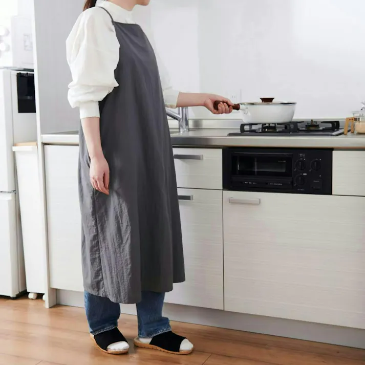 キャミワンピエプロン エプロン キャミソール ワンピース キャミワンピ 肩ひも 調節 おしゃれ プレゼント ギフト 母の日 はっ水 撥水 kurasso クラッソ ブラック