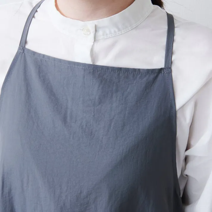 キャミワンピエプロン エプロン キャミソール ワンピース キャミワンピ 肩ひも 調節 おしゃれ プレゼント ギフト 母の日 はっ水 撥水 kurasso クラッソ チャコールグレー