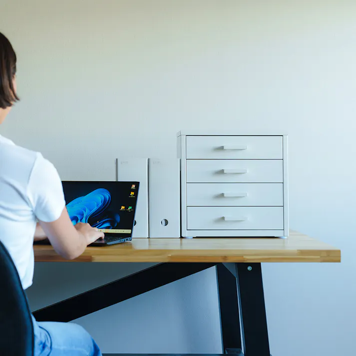 【くらしのストレージボックス4段(ホワイト/白)】 幅35×奥行29.5×高さ35cm オフィス 卓上 収納 スチール 引出し 小物入れ オーガナイザー 収納 引出し モダン インテリア 事務所 会議室 書類収納 おしゃれ デスク収納 文房具収納 組立品