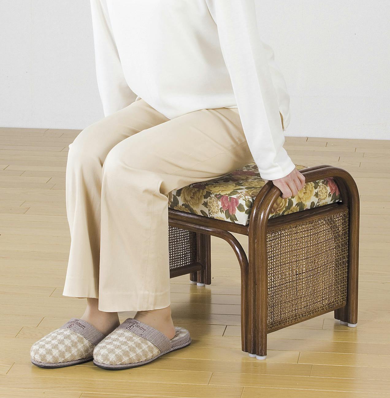 天然籐らくらく座椅子2脚組 和室や玄関でなにかと便利な2タイプ 手すり付き オットマンにも便利 送料込み ＃flife-4589970890959 間仕切り・パーテーション