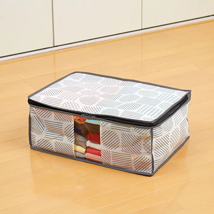 【衣類収納袋 北欧柄 A-02 1枚入り】 ちあふる ホコリを防ぎ、おしゃれに収納 落ち着いたグレーカラーでお洒落な雰囲気に 通気性のよい不織布製 中身がわかる透明窓付き JAN:4989409102545