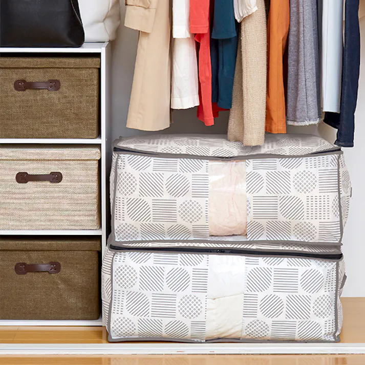 【羽毛布団収納袋 北欧柄 A-02 1枚入りお得な3枚セット】 ちあふる ホコリを防ぎ、おしゃれに収納 落ち着いたグレーカラーでお洒落な雰囲気に 通気性のよい不織布製 中身がわかる透明窓付き JAN:4989409102569