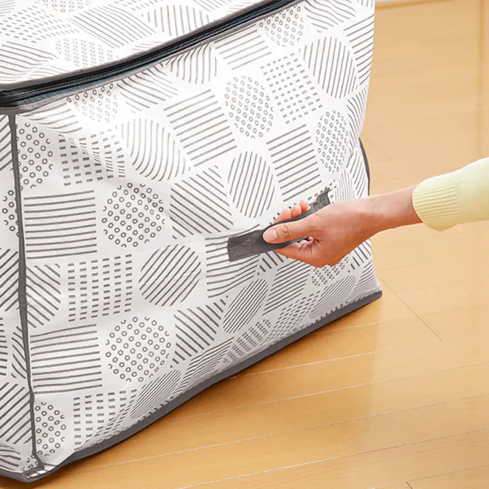 【布団・こたつ布団収納袋 北欧柄 A-02 1枚入り】 ちあふる ホコリを防ぎ、おしゃれに収納 落ち着いたグレーカラーでお洒落な雰囲気に 通気性のよい不織布製 中身がわかる透明窓付き JAN:4989409102576