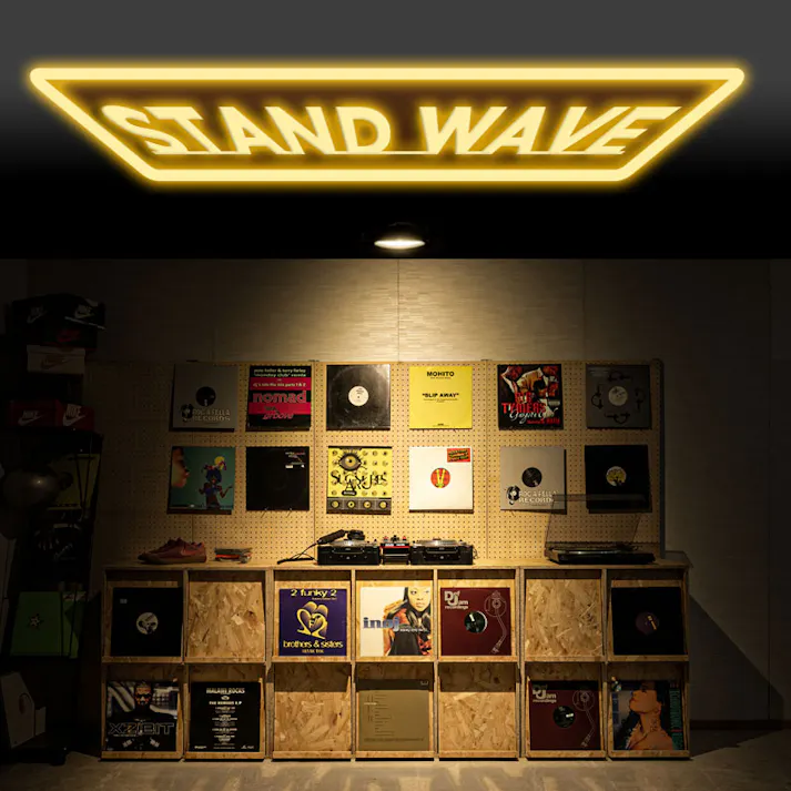 【OSB】両面ディスプレイ型レコードラック4DOORタイプ レコード収納 ディスプレイラック レコード棚 lp cd 棚 本棚 フラップ扉 収納棚 収納ラック 木製 ターンテーブル 台 ブラウン ヴィンテージ レコードプレーヤー台 DIY ガレージ ガレージ収納