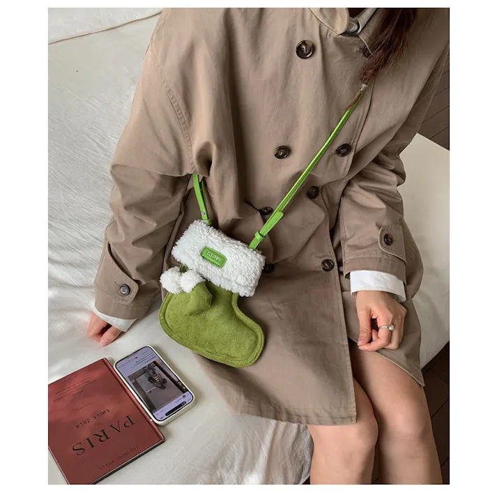 クリスマス ショルダーバッグ ハンドバッグ 靴の形 赤い かわいい モコモコ バック かばん おしゃれ 誕生日 クリスマス 雰囲気 プレゼント 萌 グッズ キャンディー入れ 小物入れ