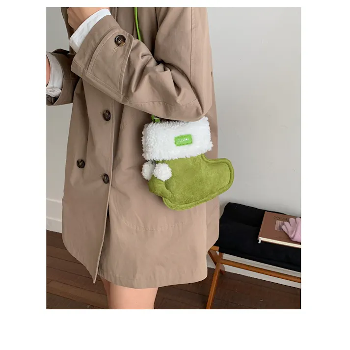 クリスマス ショルダーバッグ ハンドバッグ 靴の形 赤い かわいい モコモコ バック かばん おしゃれ 誕生日 クリスマス 雰囲気 プレゼント 萌 グッズ キャンディー入れ 小物入れ