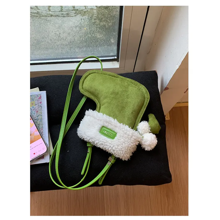 クリスマス ショルダーバッグ ハンドバッグ 靴の形 赤い かわいい モコモコ バック かばん おしゃれ 誕生日 クリスマス 雰囲気 プレゼント 萌 グッズ キャンディー入れ 小物入れ