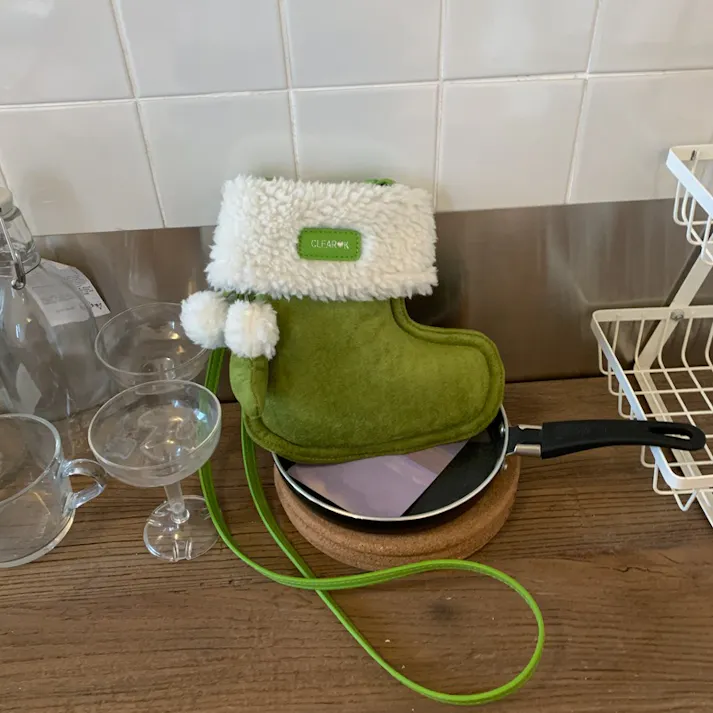 クリスマス ショルダーバッグ ハンドバッグ 靴の形 赤い かわいい モコモコ バック かばん おしゃれ 誕生日 クリスマス 雰囲気 プレゼント 萌 グッズ キャンディー入れ 小物入れ