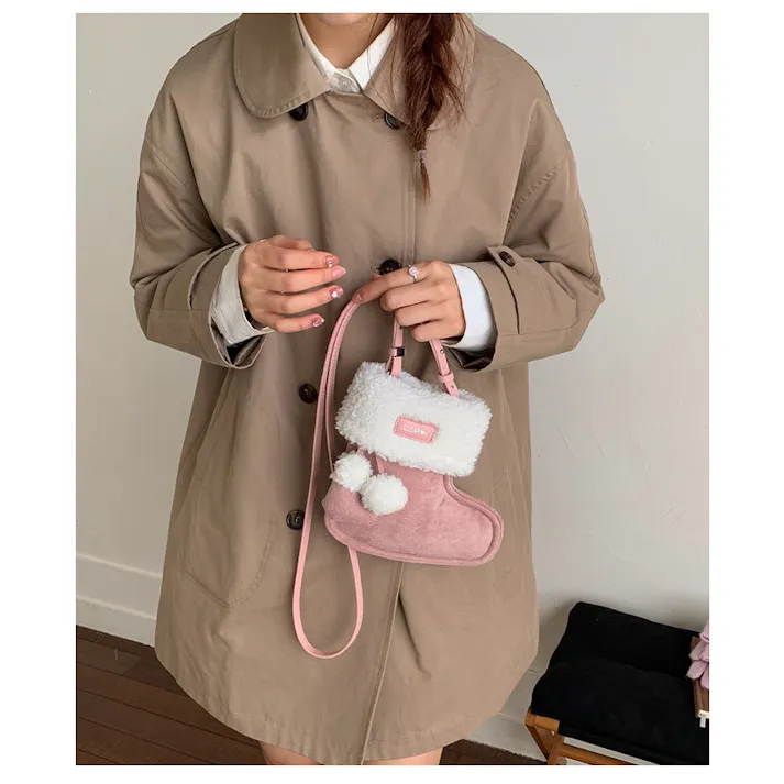 クリスマス ショルダーバッグ ハンドバッグ 靴の形 赤い かわいい モコモコ バック かばん おしゃれ 誕生日 クリスマス 雰囲気 プレゼント 萌 グッズ キャンディー入れ 小物入れ