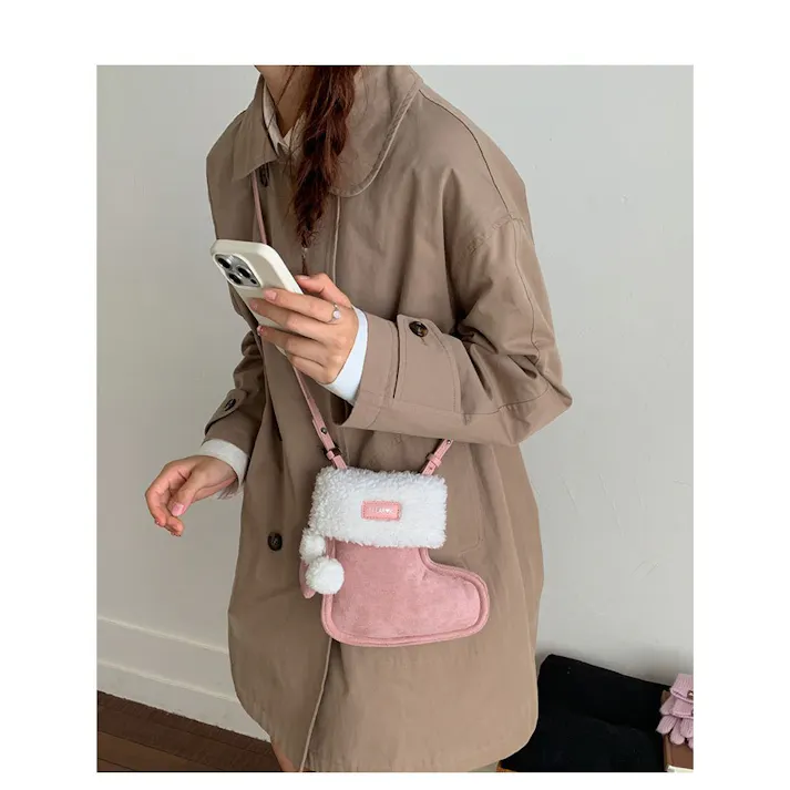 クリスマス ショルダーバッグ ハンドバッグ 靴の形 赤い かわいい モコモコ バック かばん おしゃれ 誕生日 クリスマス 雰囲気 プレゼント 萌 グッズ キャンディー入れ 小物入れ