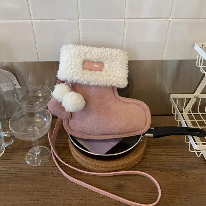 クリスマス ショルダーバッグ ハンドバッグ 靴の形 赤い かわいい モコモコ バック かばん おしゃれ 誕生日 クリスマス 雰囲気 プレゼント 萌 グッズ キャンディー入れ 小物入れ