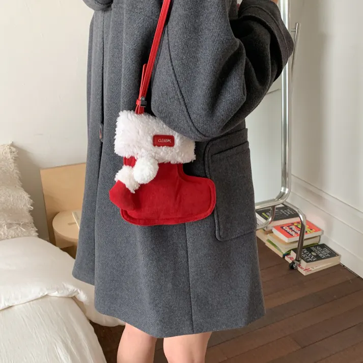 クリスマス ショルダーバッグ ハンドバッグ 靴の形 赤い かわいい モコモコ バック かばん おしゃれ 誕生日 クリスマス 雰囲気 プレゼント 萌 グッズ キャンディー入れ 小物入れ