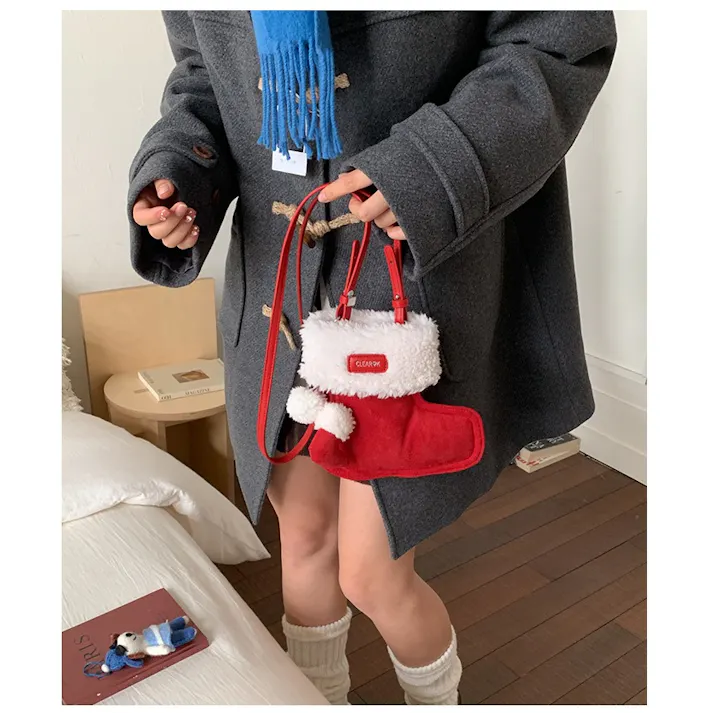 クリスマス ショルダーバッグ ハンドバッグ 靴の形 赤い かわいい モコモコ バック かばん おしゃれ 誕生日 クリスマス 雰囲気 プレゼント 萌 グッズ キャンディー入れ 小物入れ