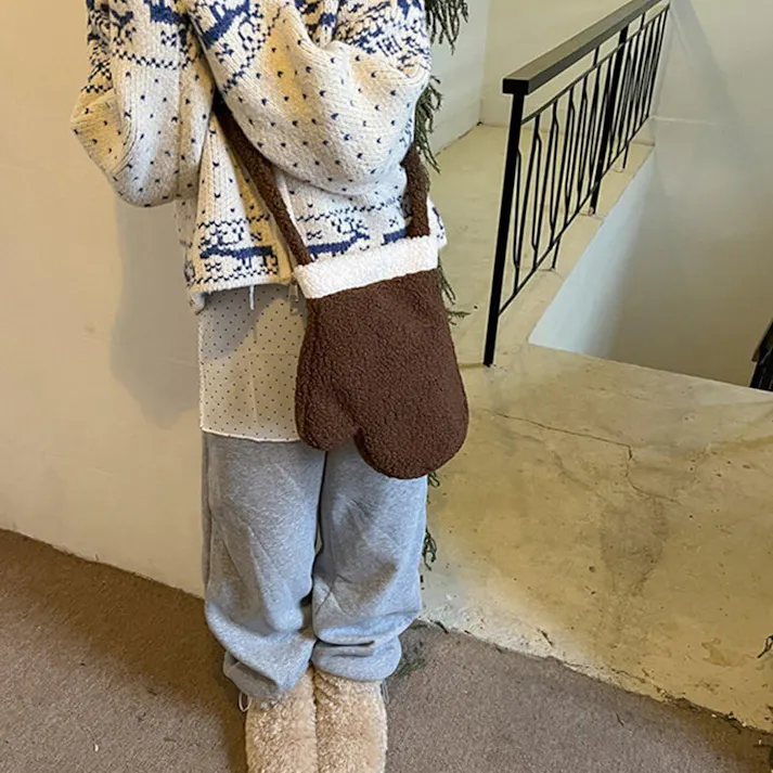 クリスマスバッグ かわいい 赤い手袋 大容量 ショルダーバッグ レデース 漫画 ぬいぐるみ ふわふわ もこもこ 秋冬 パーティー用