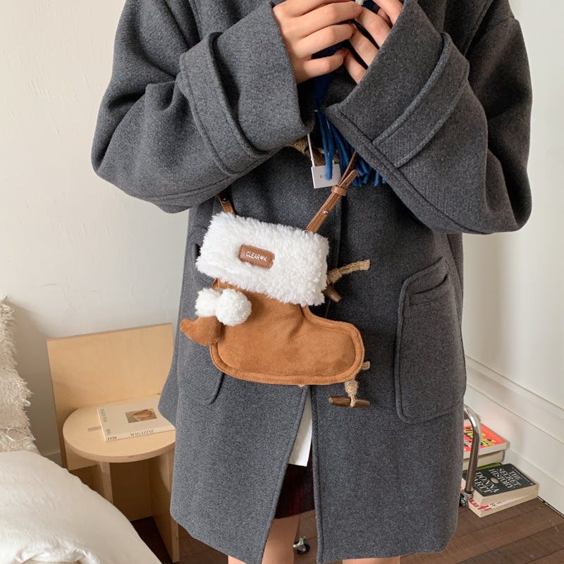 クリスマス ショルダーバッグ ハンドバッグ 靴の形 赤い かわいい モコモコ バック かばん おしゃれ 誕生日 クリスマス 雰囲気 プレゼント 萌 グッズ キャンディー入れ 小物入れ