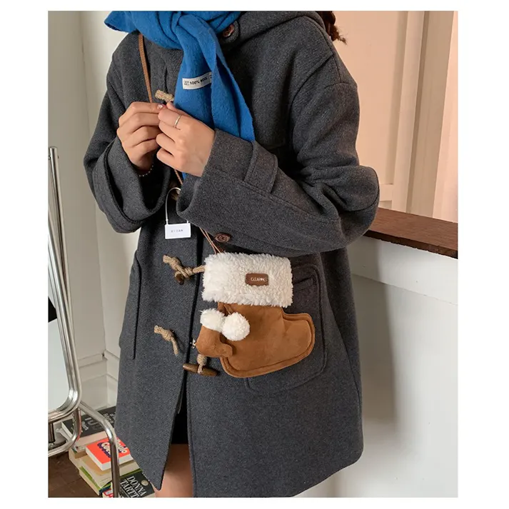 クリスマス ショルダーバッグ ハンドバッグ 靴の形 赤い かわいい モコモコ バック かばん おしゃれ 誕生日 クリスマス 雰囲気 プレゼント 萌 グッズ キャンディー入れ 小物入れ