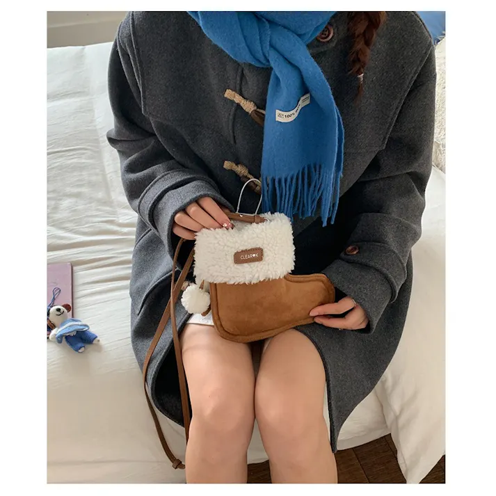 クリスマス ショルダーバッグ ハンドバッグ 靴の形 赤い かわいい モコモコ バック かばん おしゃれ 誕生日 クリスマス 雰囲気 プレゼント 萌 グッズ キャンディー入れ 小物入れ