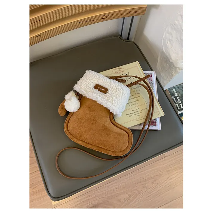 クリスマス ショルダーバッグ ハンドバッグ 靴の形 赤い かわいい モコモコ バック かばん おしゃれ 誕生日 クリスマス 雰囲気 プレゼント 萌 グッズ キャンディー入れ 小物入れ