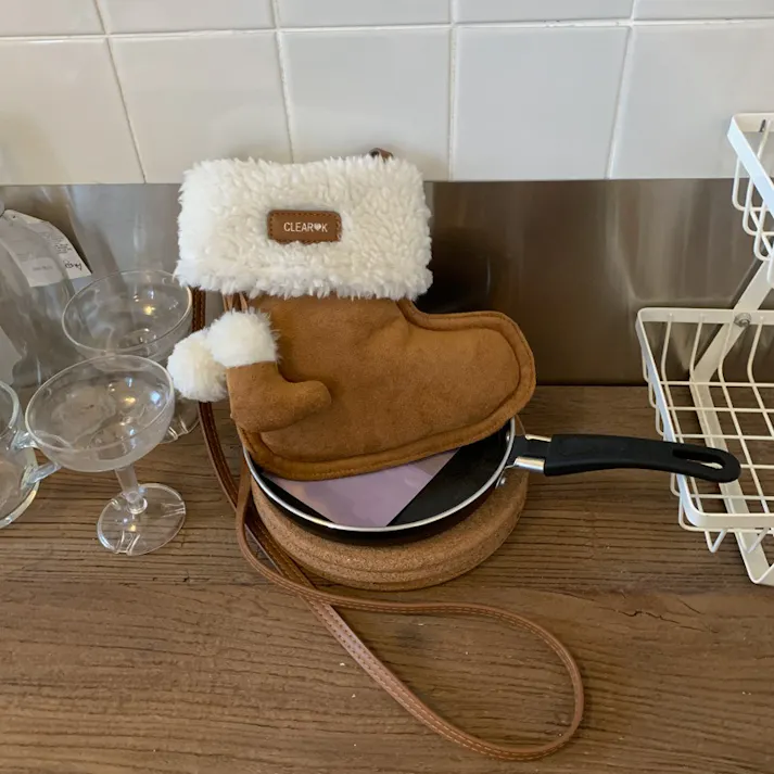 クリスマス ショルダーバッグ ハンドバッグ 靴の形 赤い かわいい モコモコ バック かばん おしゃれ 誕生日 クリスマス 雰囲気 プレゼント 萌 グッズ キャンディー入れ 小物入れ