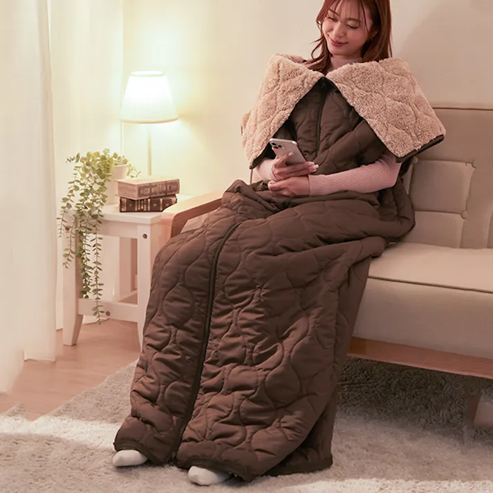 【HOTαリバーシブル着る寝袋クッション ブラウン 約140×190cm】 ちあふる 吸湿発熱 3層構造 リバーシブル 手足出せる クッション収納 連結可 キャンプ 防災 JAN:4571414696364