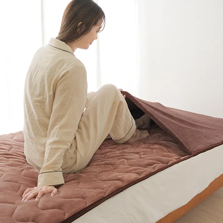 【HOTα蓄熱足ポケット付き敷きパッド ブラウン 100×200cm お得な3枚セット】 ちあふる 寝相が悪くてもOK!もう朝まであったか! 足の冷えが気になる方に 足ポケット 吸湿発熱 蓄熱 4層構造 丸洗いOK 取付簡単 ゴムバンド 冬の寒さ対策 JAN:4571414696388