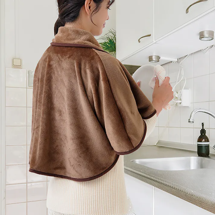 【HOTα肩首あったかおやすみウォーマー ブラウン 約98×62×1.5cm】 ちあふる 睡眠時の冷え対策 布団との隙間を埋める 吸湿発熱 肩冷え防止 肩まで暖か フランネル 軽量 ボタン式 丸洗い ズレにくい 節電 冬用 JAN:4571414694322